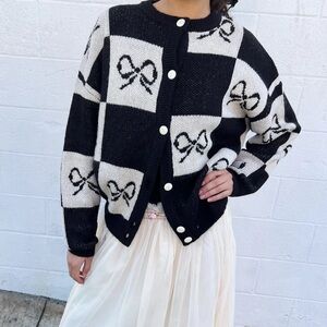 Lisa Says Gah Lauda Cardi Onyx Bow